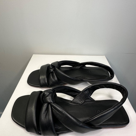 VINCE black leather flat sandals - Picture 8 of 16